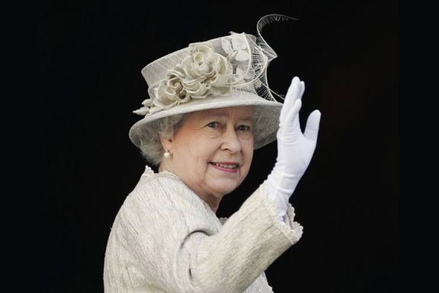 যাতে অন্যের হাত থেকে রোগজীবাণু হাতে না লেগে যায় তার জন্যই নাকি হাতমোজার বন্দোবস্ত।