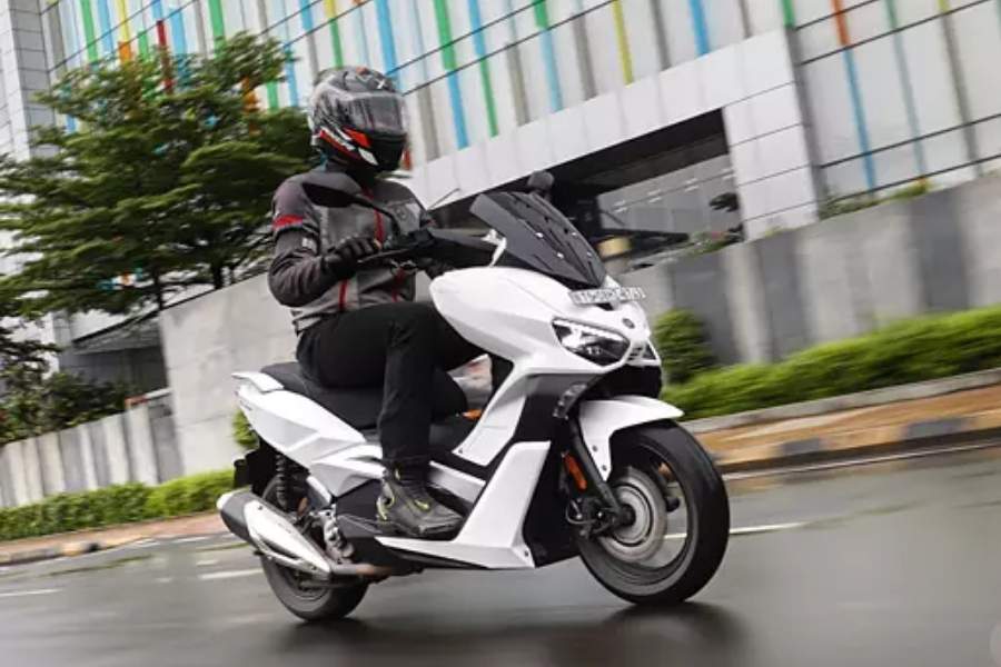 কিওয়ে ভিয়েস্তা ৩০০ ম্যাক্সি প্রিমিয়াম স্কুটার ইতিমধ্যেই সবার নজর কেড়েছে। কিওয়ে কোম্পানির এই স্কুটারের দাম লাখ তিনেকের গণ্ডি ছাড়িয়েছে। কিন্তু কী আছে নতুন এই স্কুটারে?