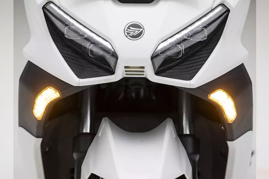 স্কুটারের সামনে এলইডি হেডল্যাম্প। হেডল্যাম্পগুলি উইন্ডস্ক্রিনের সঙ্গে ডিজাইন করা হয়েছে। 