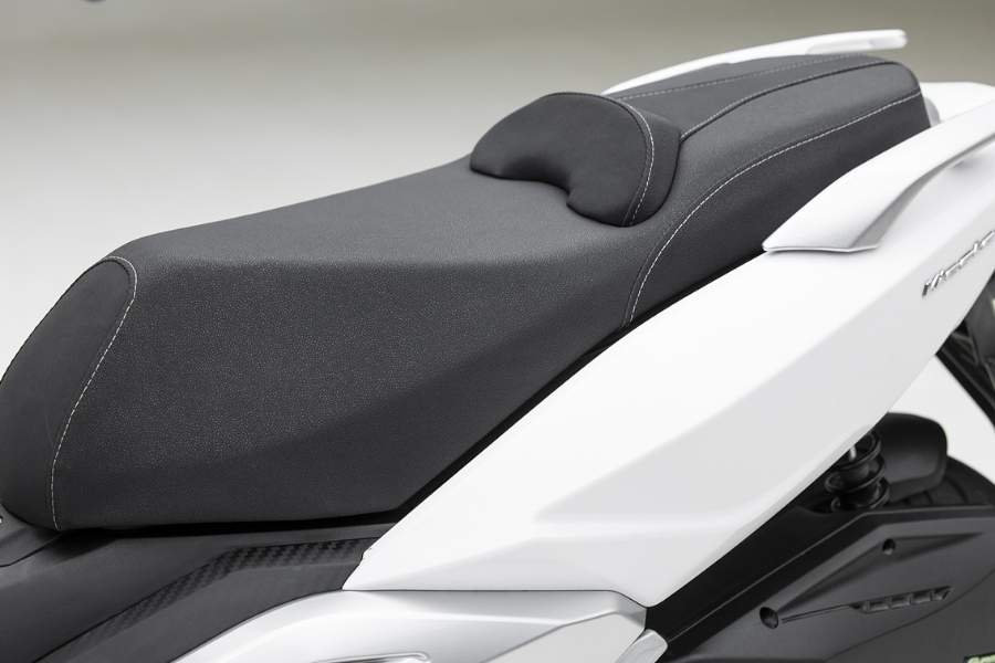 নতুন এই স্কুটারটিতে চালক ও আরোহীর বসার ব্যবস্থা আরামদায়ক। এ ছাড়াও পাবেন অ্যানালগ ও ডিজিটাল মিশ্রণের ডিসপ্লে। পাবেন পোরশের মতন চাবিহীন ফোব।