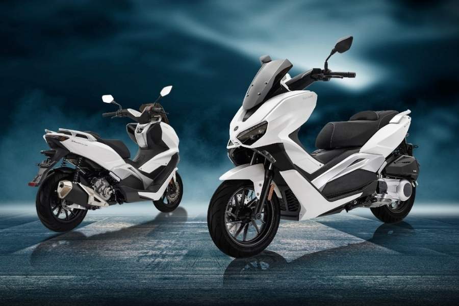 এই স্কুটারের সামনে ও পিছনে রয়েছে ডিস্ক ব্রেক। রয়েছে টেলিস্কোপ শক, অ্যাবজরভার ও ডুয়েল চ্যানেল এ বি এস। সঙ্গে পাবেন হিটেড গ্রিপ।