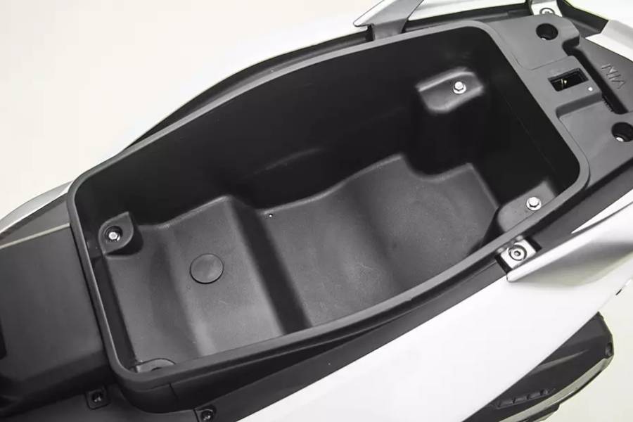 তবে এই স্কুটারে আসনের নীচে মালপত্র রাখার জায়গা বেশ বড় হলেও বেশি গভীর নয়। তাই এতে বড় কোনও জিনিস না ধরতেও পারে। 