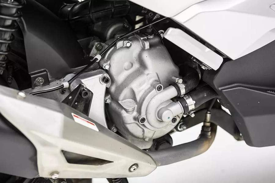 কিওয়ে ভিয়েস্তা ৩০০ ম্যাক্সি প্রিমিয়াম স্কুটারে রয়েছে ২৭৮সিসি লিকুইড – কুলড ফোর – স্ট্রোক ইঞ্জিন। এই ইঞ্জিনের সর্বোচ্চ পাওয়ার আউটপুট হল ৬৫০০ আর পি এম –এ ১৮.৭ এইচ পি। এবং ৬০০০ আর পি এম – এ ২২এন এম টর্ক উৎপন্ন করে। ওজনে ভারী হলেও এই স্কুটার দ্রুত পিকআপ নিতে সক্ষম।