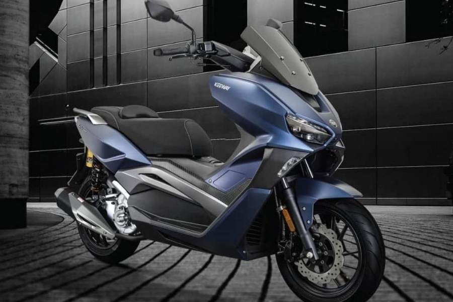 ভিয়েস্তা ৩০০ ম্যাক্সি প্রিমিয়াম স্কুটার ম্যাট ব্লু-র দাম ২,৯৯,০০০ টাকা। ম্যাট ব্ল্যাক-এর দাম ৩.১০,০০০ টাকা। 