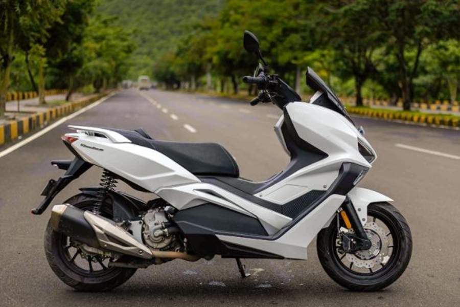 সবচেয়ে দামি মডেলটি হল ভিয়েস্তা ৩০০ ম্যাক্সি প্রিমিয়াম স্কুটার ম্যাট হোয়াইট। দাম ৩,২০,০০০ টাকা। 