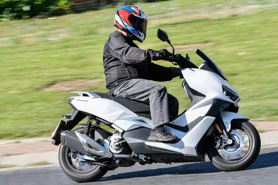 এই স্কুটারের এক্স শোরুম প্রাইস প্রায় ৩.২০ লক্ষ টাকা। বর্তমানে এর অন রোড মূল্য প্রায় সাড়ে তিন লক্ষ টাকা। 