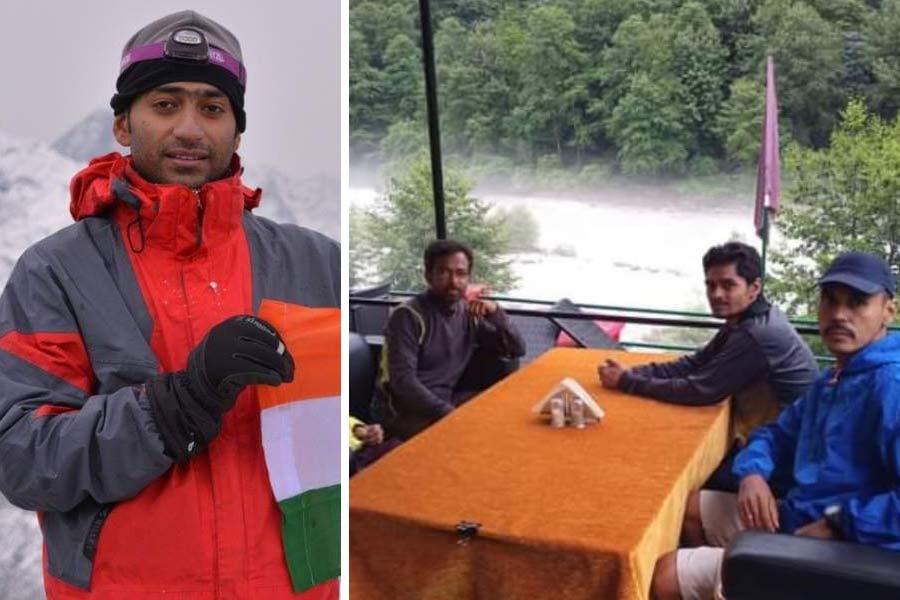 বাঁদিকে অভিজিৎ বণিক। ডানদিকে, চিন্ময়, বিনয় এবং দিবস। 