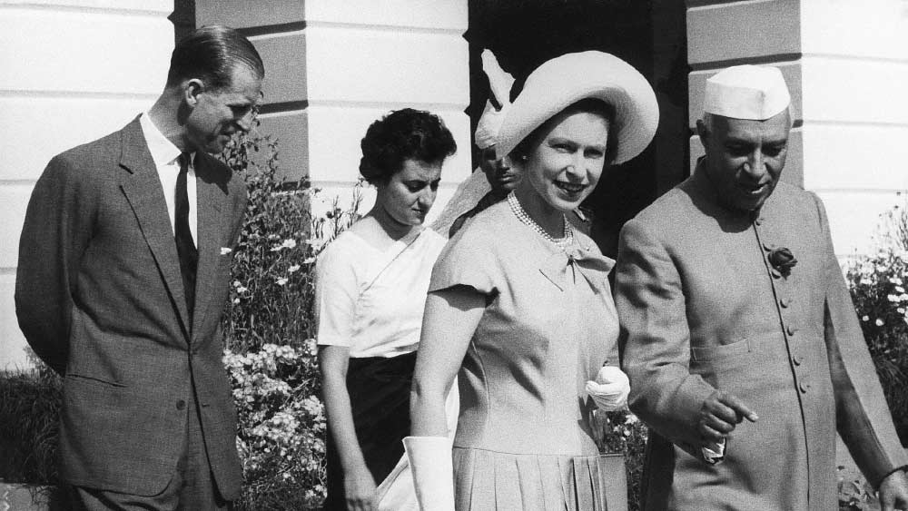 মহাত্মা গাঁধী প্রয়াত হওয়ার ১৩ বছর পর প্রথম বার ভারতে এসেছিলেন ব্রিটেনের রানি দ্বিতীয় এলিজাবেথ। গাঁধীজির সমাধিস্থলে গিয়ে জাতির জনককে শ্রদ্ধাজ্ঞাপন করেছিলেন। তার পরও দু’বার ভারতে এসেছিলেন। বৃহস্পতিবার রানির জীবনাবসানের পর তাঁর ভারত সফরের উজ্জ্বল স্মৃতি এখনও অমলিন।