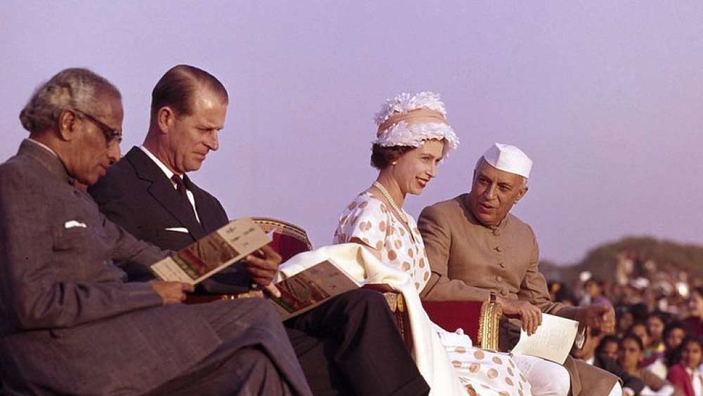  বাবা ষষ্ঠ জর্জের প্রয়াণের পর ১৯৫২ সালের ৬ ফেব্রুয়ারি ব্রিটেনের রানির সিংহাসনে বসেছিলেন এলিজাবেথ। রানি হওয়ার ন’বছরের মাথায় প্রথম  বার ১৯৬১ সালে ভারতে এসেছিলেন তিনি। 