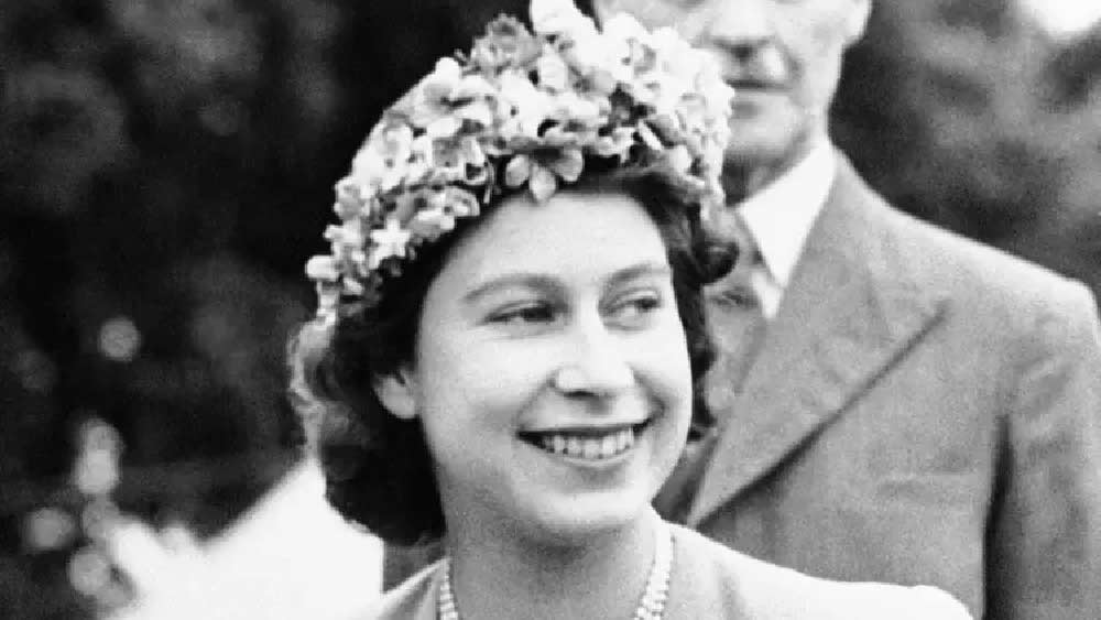 ১৯৬১ সালে রানির ভারত সফরের স্মৃতি আজও অমলিন। সে বার গাঁধীজির সমাধিস্থলে জুতো খুলে প্রবেশ করেছিলেন। তাঁর সঙ্গে ছিলেন ডিউক অব এডিনবরা প্রিন্স ফিলিপ। ভারতীয় সংস্কৃতির ঐতিহ্য ও পরম্পরাকে তাঁরা যে ভাবে সম্মান দিয়েছিলেন, তা নজর কেড়েছিল। 