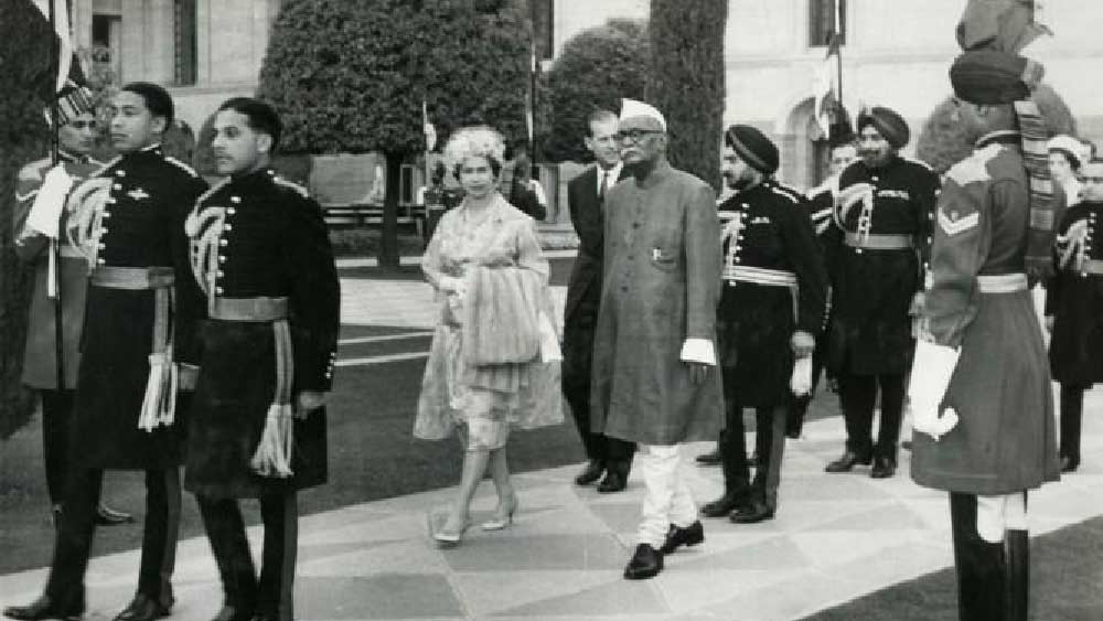 দিল্লি বিমানবন্দর থেকে রাজ-দম্পতিতে স্বাগত জানাতে গিয়েছিলেন ভারতের তৎকালীন রাষ্ট্রপতি রাজেন্দ্র প্রসাদ, প্রধানমন্ত্রী জওহরলাল নেহরু ও উপরাষ্ট্রপতি সর্বপল্লি রাধাকৃষ্ণন। 