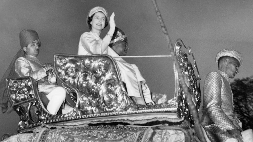  রানিকে এক ঝলক চোখের দেখা দেখতে রাস্তায় ভিড় জমিয়েছিলেন অগণিত মানুষ। রানির সফর ঘিরে দেশজুড়ে উন্মাদনাও চোখে পড়ার মতো ছিল। 