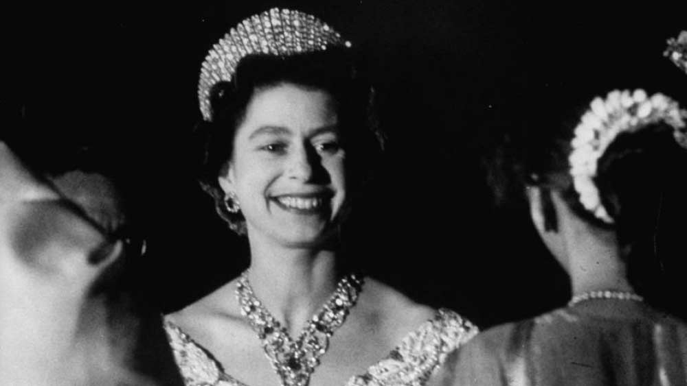 ভারত সফর চলাকালীন উপহার দেওয়া হয়েছিল রানিকে। দু’ফুট লম্বা কুতুব মিনার উপহার হিসাবে রানিকে দিয়েছিল দিল্লি পুরসভা। রুপোর ঝাড়বাতিদান দেওয়া হয়েছিল ডিউককে। 