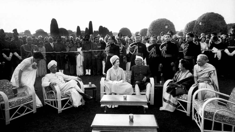 প্রজাতন্ত্র দিবসের প্যারেডের পর আগরায় তাজমহল দর্শনে গিয়েছিলেন রানি। খোলা গাড়িতে চড়ে তাজমহল যাওয়ার সময় হাজার হাজার মানুষের উদ্দেশে হাত নাড়তে দেখা গিয়েছিল রানিকে।