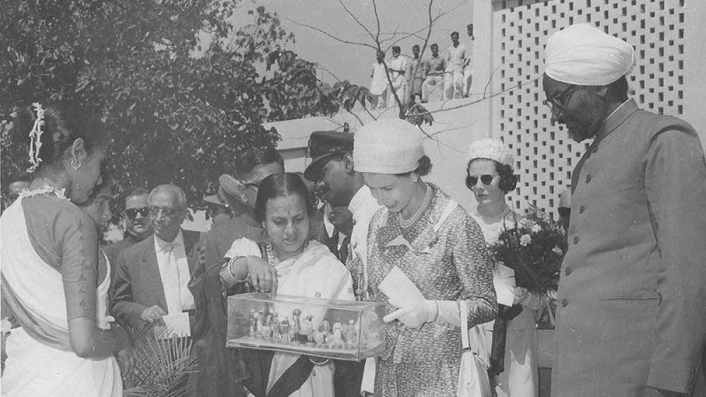 পাকিস্তানে এক পক্ষ কাল কাটানোর পর আবারও ভারতে ফেরেন। সে বার দুর্গাপুর ইস্পাত কারখানায় যান এলিজাবেথ। ব্রিটেনের সহযোগিতাতেই ওই কারখানা নির্মাণ করা হয়েছিল। কারখানার কর্মীদের সঙ্গে দেখা করেছিলেন রানি।