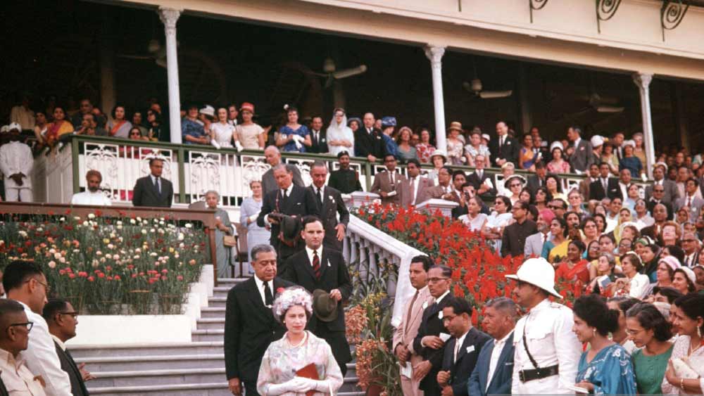 কলকাতায় থাকাকালীন ভিক্টোরিয়া মেমোরিয়াল হলে গিয়েছিলেন এলিজাবেথ। রানিকে সংবর্ধনা দিতে বিশেষ রেসের আয়োজন করেছিল ‘দ্য রয়্যাল ক্যালকাটা টার্ফ ক্লাব’। রেসের পুরস্কার মূল্য ছিল ৩০ হাজার টাকা। 