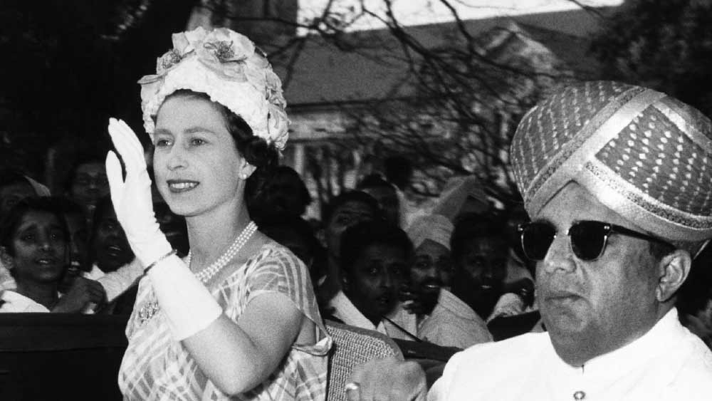  কলকাতার পর বেঙ্গালুরু পাড়ি দিয়েছিলেন রানি। সেখানে তাঁকে স্বাগত জানিয়েছিলেন মাইসুরুর মহারাজা ও বেঙ্গালুরুর মেয়র। 