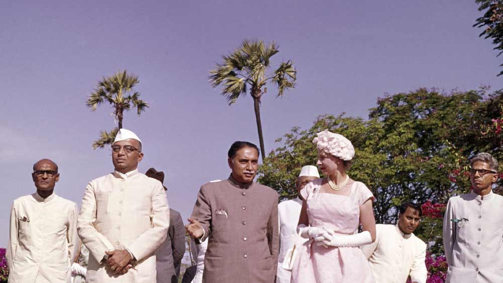 বেঙ্গালুরুর পর রাজ-দম্পতি তৎকালীন বম্বে (অধুনা মুম্বই) গিয়েছিলেন। সেখান থেকে যান বারাণসী। বারাণসীতে গঙ্গায় নৌকাবিহারও করেন রানি। 