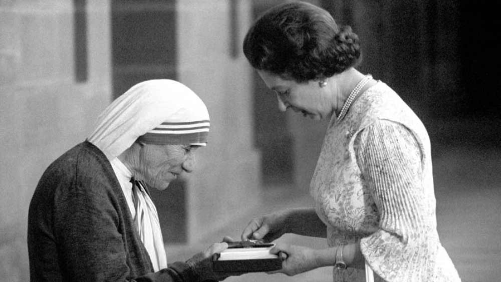 ১৯৬১ সালের পর ১৯৮৩ সালে আবারও ভারতে এসেছিলেন রানি। সে বার মাদার টেরেজার সঙ্গে দেখা করেছিলেন তিনি। 