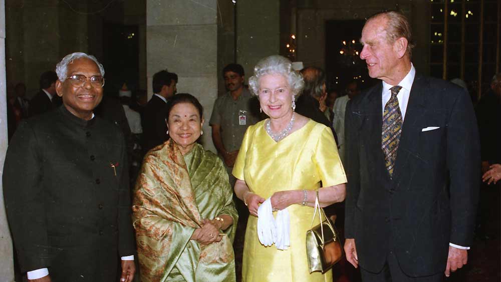 ১৯৯৭ সালে ভারত সফরে ভারতের তৎকালীন রাষ্ট্রপতি কেআর নারায়ণন ও তাঁর স্ত্রীর সঙ্গে দেখা করেছিলেন রাজ-দম্পতি। 