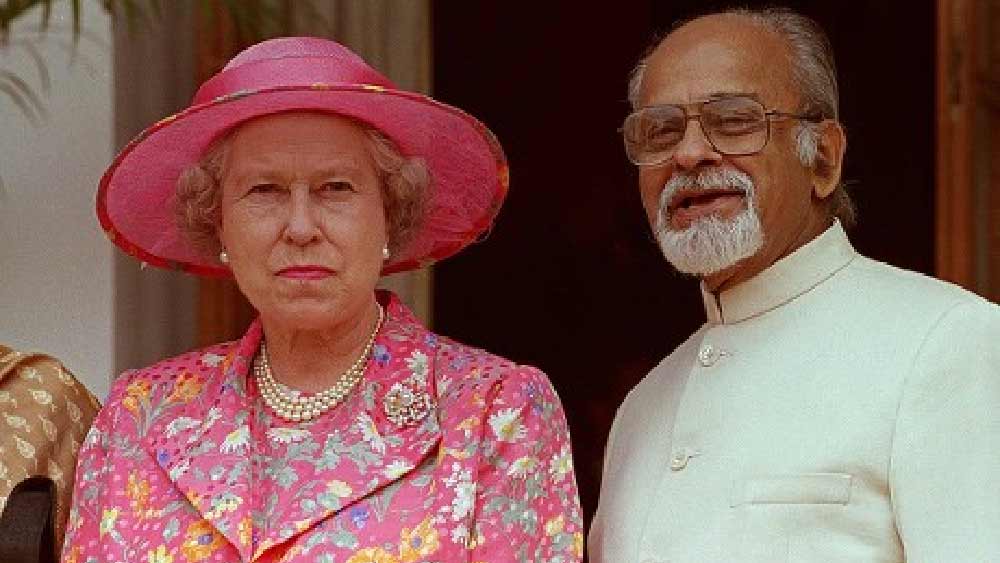 সে বার তৎকালীন প্রধানমন্ত্রী ইন্দ্রকুমার গুজরাল ও তাঁর স্ত্রীর সঙ্গেও দেখা করেছিলেন রানি। 