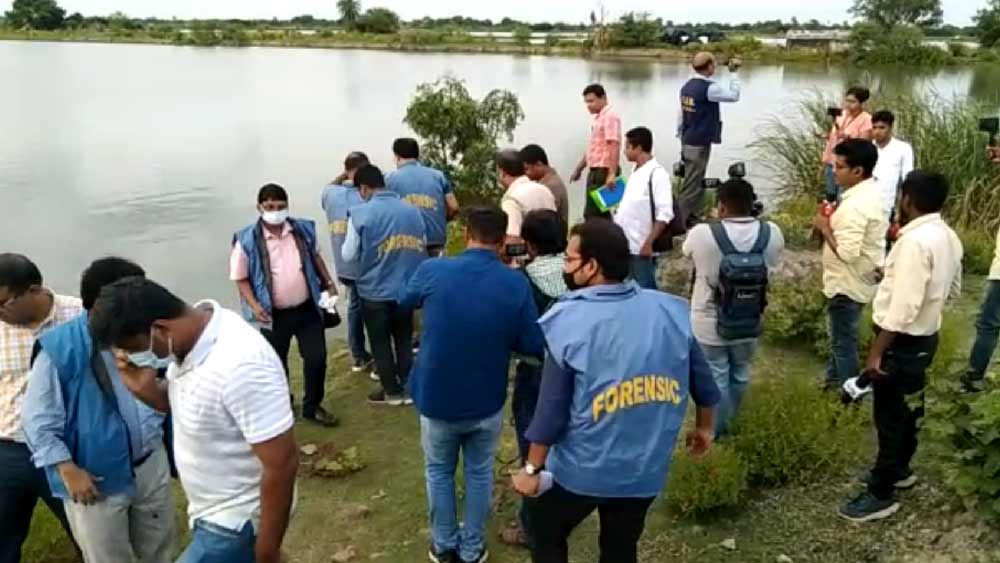 কেন এই হত্যা, বা পুলিশি পরিভাষায় ‘খুনের মোটিভ’ কী, তা এখনও স্পষ্ট নয়। খুনের নেপথ্যে বেশ কিছু তত্ত্ব উঠে আসছে। যেমন, সত্যেন্দ্রর স্ত্রীর সঙ্গে কোনও অবৈধ সম্পর্কে জড়িয়ে পড়েছিল কি না দুই পড়ুয়া, দুই পড়ুয়ার পারিবারের সঙ্গে সত্যেন্দ্রর কোনও পুরনো বিবাদ ছিল কি না, সত্যেন্দ্র ‘সাইকোপ্যাথ ক্রিমিনাল’ কি না, না কি এই জোড়া খুনের নেপথ্যে রয়েছে অন্য কারণ, তার সত্য-মিথ্যা নির্ণয়ই এখন তদন্তকারীদের প্রধান লক্ষ্য। শুধু অর্থ যে এই হত্যার নেপথ্যে নেই, তা এক প্রকার নিশ্চিত তদন্তকারীরা। তা হলে এই হত্যার নেপথ্যে কী, তার জট কাটতে পারে সত্যেন্দ্র গ্রেফতারের পরই।