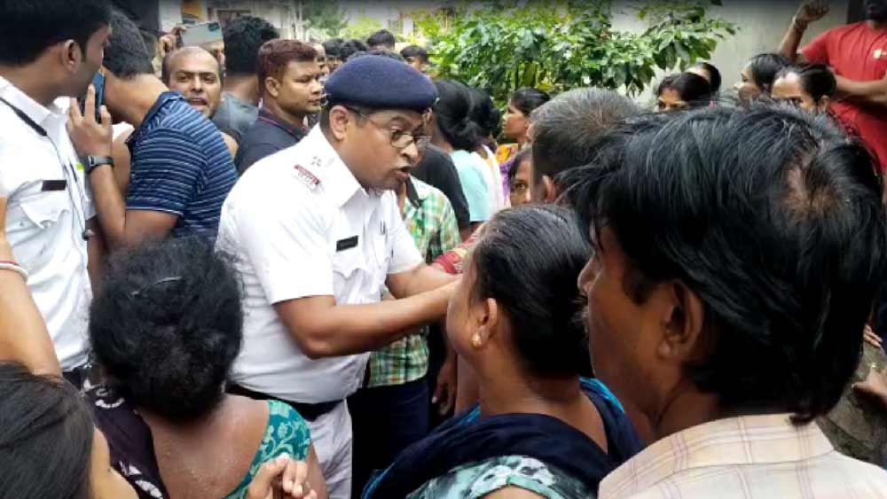 দুই ছাত্রকে অপহরণ করা হয়েছে বলে অভিযোগ জানাতে বাগুইআটি থানার দ্বারস্থ হয় পরিবার। পুলিশের কাছে অতনুর বাবা অভিযোগ করেন, তিনি বেশ কয়েক বার উড়ো ফোন পেয়েছেন। মুক্তিপণের মেসেজও পেয়েছেন।