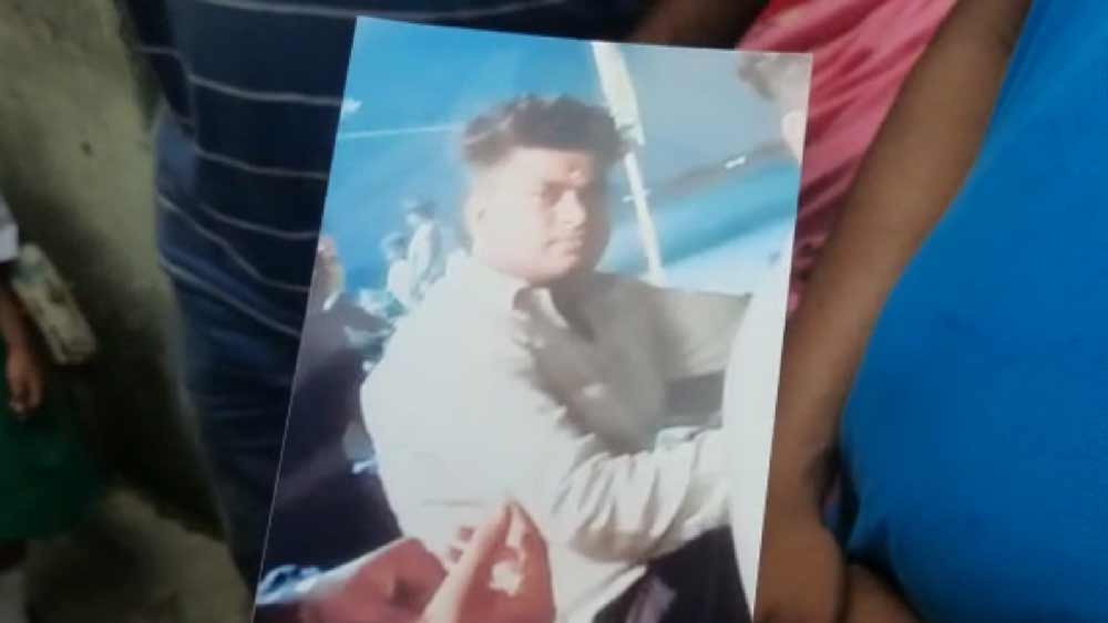 মঙ্গলবার দুপুরে বিধাননগর পুলিশ কমিশনারেটের গোয়েন্দাপ্রধান বিশ্বজিৎ ঘোষ সাংবাদিক বৈঠক করে জানান, ওই দুই কিশোর গত ২২ অগস্ট থেকে নিখোঁজ ছিল। এ নিয়ে পুলিশের কাছে ২৪ অগস্ট একটি অপহরণের অভিযোগ দায়ের হয়। চার জনকে গ্রেফতার করা হয়েছে। তবে মূল অভিযুক্ত সত্যেন্দ্র চৌধুরি পলাতক।