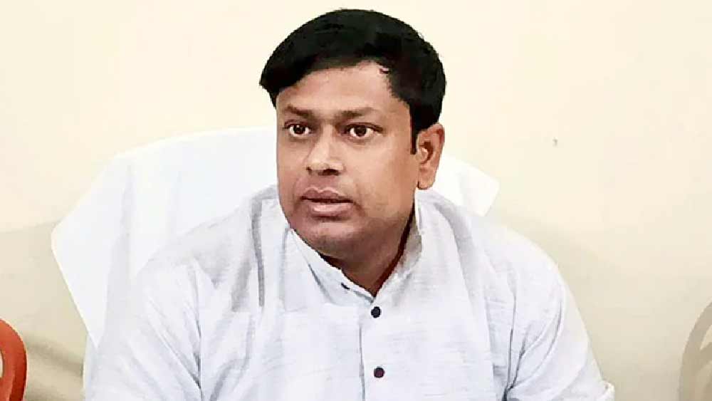  মঙ্গলবার নিহত ছাত্রদের বাড়িতে গিয়ে বাধার মুখে পড়েন বিজেপি রাজ্য সভাপতি সুকান্ত মজুমদার, তাঁকে ঘিরে ‘গো ব্যাক’ স্লোগান দেন স্থানীয়েরা। পড়শিরা স্পষ্ট জানিয়ে দিয়েছেন, তাঁরা এর মধ্যে রাজনীতি চান না।