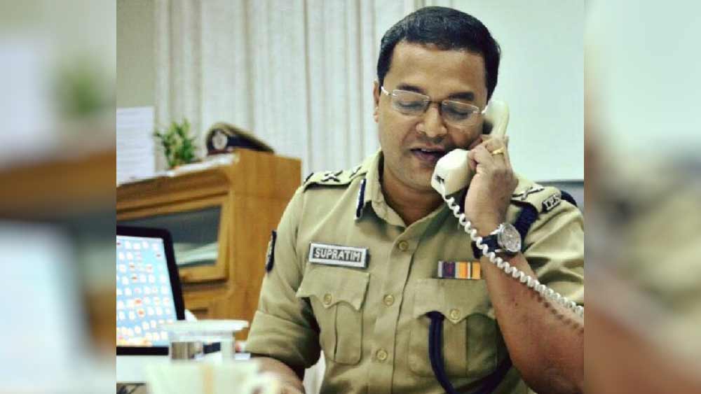 বুধবারই বিকেল নাগাদ বাগুইআটি-কাণ্ডে আর এক নিহত অতনুদের বাড়িতে যান রাজ্যের মন্ত্রী সুজিত বসু এবং বিধাননগরের পুলিশ কমিশনার সুপ্রতিম সরকার।