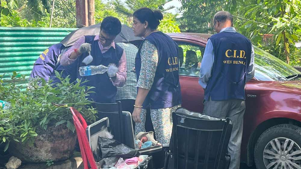 দুই ছাত্র খুনের ঘটনায় বৃহস্পতিবার দক্ষিণ ২৪ পরগনার ভাঙড় থেকে এক যুবককে আটক করে রাজ্য পুলিশের গোয়েন্দা বিভাগ (সিআইডি)। আটক যুবকের নাম রবিউল মোল্লা। তিনি ভাঙড়ের পোলেরহাটের বাসিন্দা।