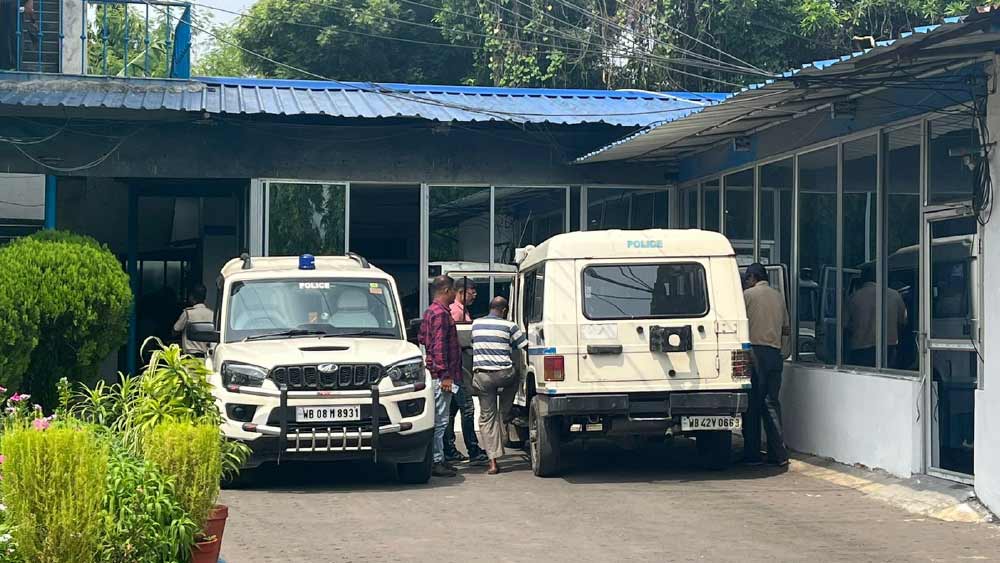 শুক্রবার সকাল ৯টা নাগাদ এই খুনের ঘটনায় গোপন সূত্রে খবর পেয়ে হাওড়া স্টেশন চত্বরে হানা দিয়ে সত্যেন্দ্রকে নাটকীয় ভাবে পাকড়াও করে বিধাননগর পুলিশ কমিশনারেট।