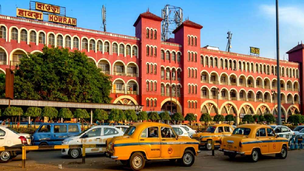 পুলিশ সূত্রে খবর, অন্য রাজ্যে পালানোর ছক কষেছিলেন সত্যেন্দ্র। ট্রেনে যাবেন বলে এসেছিলেন হাওড়া স্টেশন চত্বরে। স্টেশনেই ট্রেনের টিকিট কাটছিলেন তিনি। টিকিট কাটার আগে এক আত্মীয়ের সঙ্গে অনলাইনে টাকার একটি লেনদেন করেন সত্যেন্দ্র। ওই অনলাইন লেনদেনের সূত্র ধরেই সত্যেন্দ্রের হদিস পায় বিধাননগর পুলিশ। তার পরই তাঁকে পাকড়াও করে সাদা পোশাকে পরিহিত পুলিশের একটি দল।