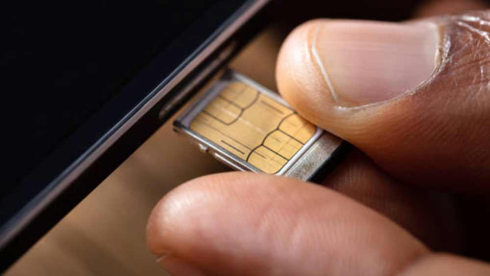 পুলিশ সূত্রে জানা গিয়েছিল, বার বার সিম কার্ড বদলেছিলেন সত্যেন্দ্র। তাই তাঁর নাগাল পাওয়া যাচ্ছিল না। কিন্তু শেষ মুহূর্তের একটি ‘ভুল’ই ধরিয়ে দিল তাঁকে। পুলিশ সূত্রে খবর, অনলাইনে টাকার লেনদেন করে আর সিম কার্ড বদল করেননি সত্যেন্দ্র। যে আত্মীয়ের থেকে অর্থ তিনি নেন, তাঁর ফোনও পুলিশের নজরে ছিল। ফলে দুইয়ে দুইয়ে চার করতে অসুবিধা হয়নি গোয়েন্দাদের।  