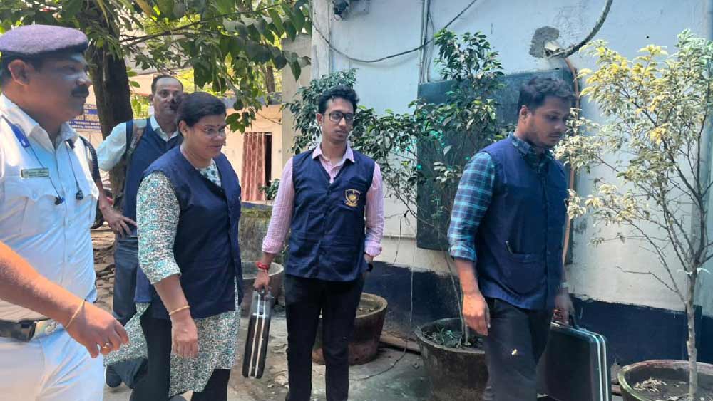 শুক্রবার সত্যেন্দ্রের গ্রেফতারের খবর প্রকাশ্যে আসার পর তাঁর ফাঁসির দাবি তুলেছেন নিহত ছাত্র অতনুর বাবা-মা।