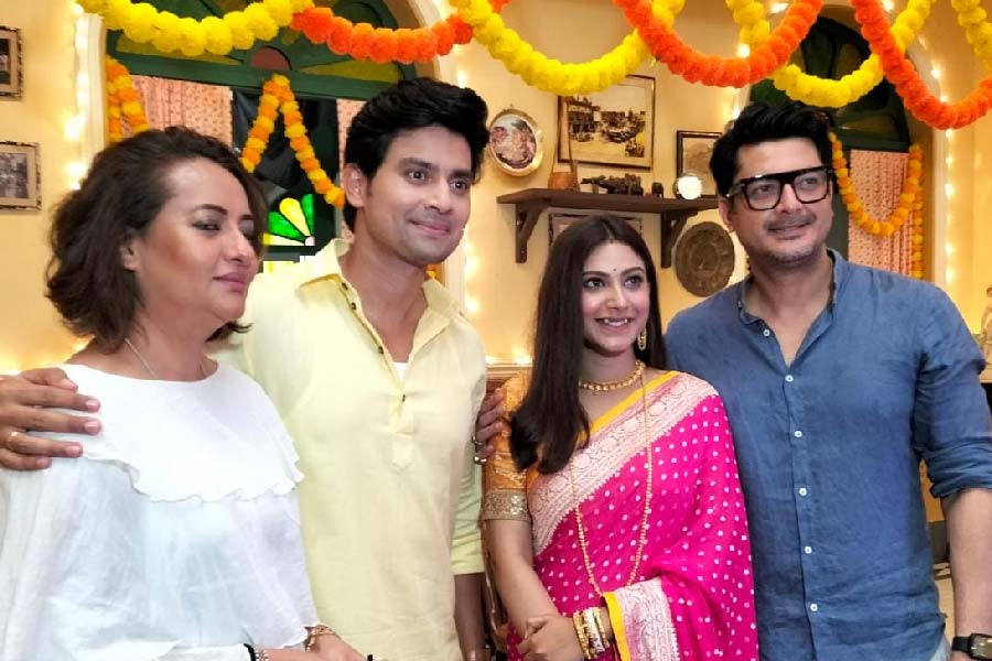 নতুন ধারাবাহিকের হাত ধরে দর্শক পেতে চলেছেন নতুন জুটি। রাহুল মজুমদার এবং শুভস্মিতা মুখোপাধ্যায়।