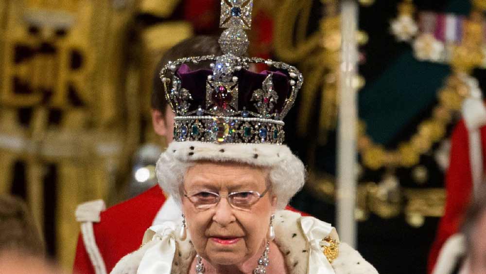 ব্রিটেন বর্তমানে শোকাহত। ৯৬ বছর বয়সে প্রয়াত হলেন ব্রিটেনের রানি দ্বিতীয় এলিজাবেথ। বৃহস্পতিবার দুপুরে স্কটল্যান্ডের বালমোরাল প্রাসাদে শেষ নিশ্বাস ত্যাগ করেন তিনি। সন্ধ্যার সময় বিবৃতি দিয়ে সরকারি ভাবে তাঁর মৃত্যুসংবাদ ঘোষণা করে বাকিংহাম প্রাসাদ।