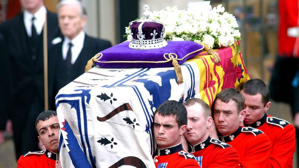 রানির মৃত্যুর পর ব্রিটেনের পরবর্তী রাজা হচ্ছেন চার্লস। তখ্‌ত বদলের সময়ে প্রশ্ন ওঠে কোহিনুর হিরে নিয়েও। এত বছর ধরে রানির মুকুটে শোভা পেত কোহিনুর। এখন তা শোভা পাবে কোথায়?