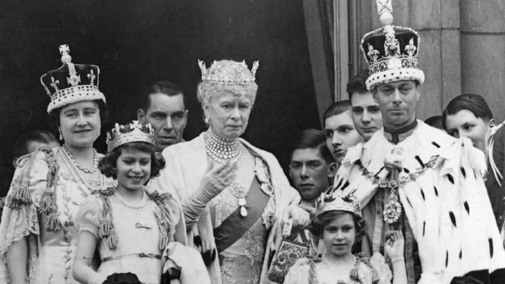 সপ্তদশ শতকে মুঘল সম্রাট শাহজাহানের দরবারে ময়ূর সিংহাসনে শোভা পেত কোহিনুর। পার্সি ভাষায় ‘কোহিনুর’ শব্দের অর্থ 'আলোর পর্বত' (মাউন্টেন অব লাইট)।