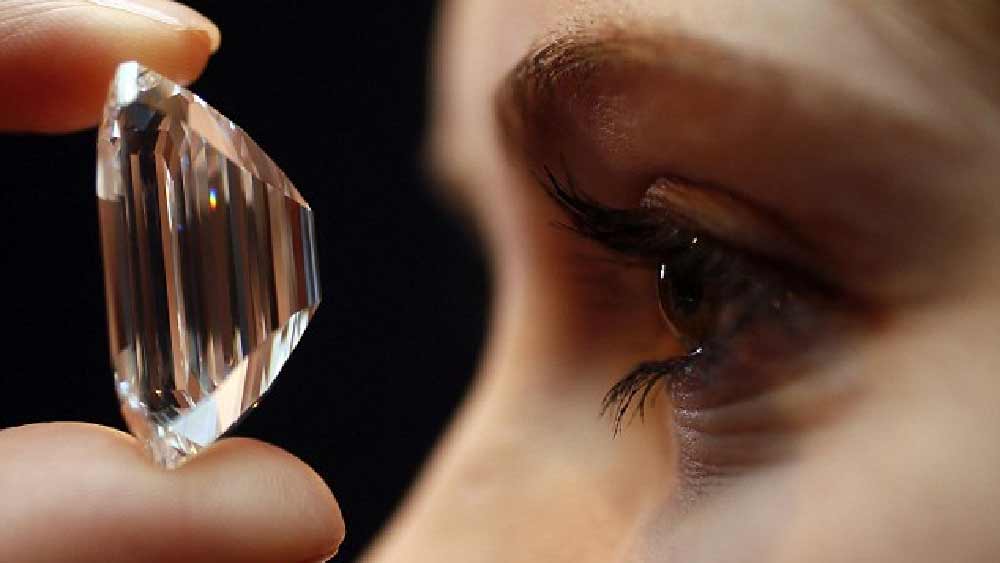 ১৮১৩ সালে দু্ররানি পঞ্জাবের সিংহাসন হারলে তা ‘শের-ই-পঞ্জাব’ মহারাজা রঞ্জিত সিংহের হাতে আসে। তিনি নাকি এই বহুমূল্য হিরে তাঁর পাগড়িতে আটকে রাখতেন।