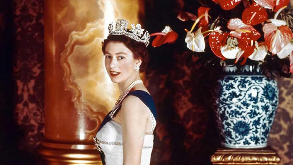 ১৮৪৯ সালে লর্ড ডালহৌসি ও মহারাজ দলীপ সিংহের মধ্যে লাহৌর চুক্তি হয়েছিল। সেই চুক্তির শর্তানুসারে ইংল্যান্ডের রানি ভিক্টোরিয়াকে কোহিনুর হিরে দিতে বাধ্য হয়েছিলেন লাহৌরের মহারাজ।