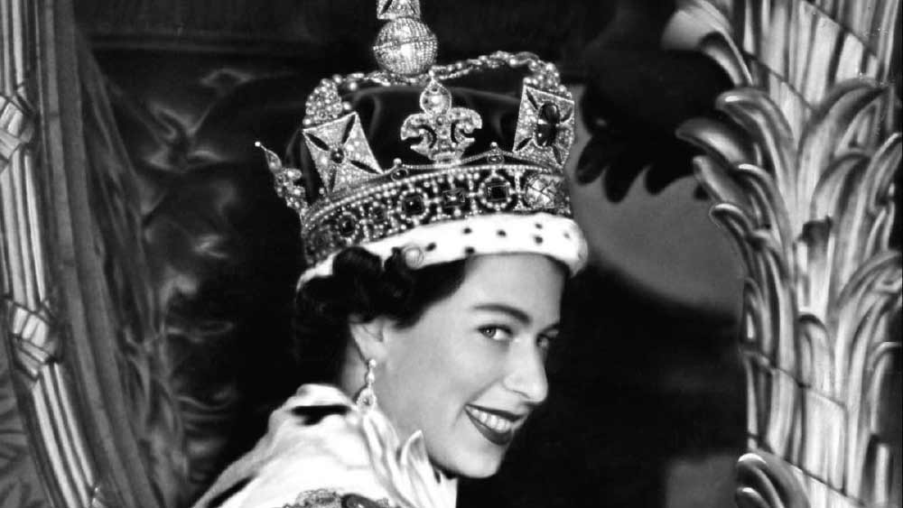 সেই কুখ্যাত লাহৌর চুক্তির তিন নম্বর অনুচ্ছেদে লেখা ছিল, ‘শাহ সুজা-উল-মুলকের কাছ থেকে রঞ্জিৎ সিংহ যে কোহিনুর হিরে নিয়েছিলেন, সেই হিরে ইংল্যান্ডের মহারানিকে দেবেন দলীপ সিংহ।’