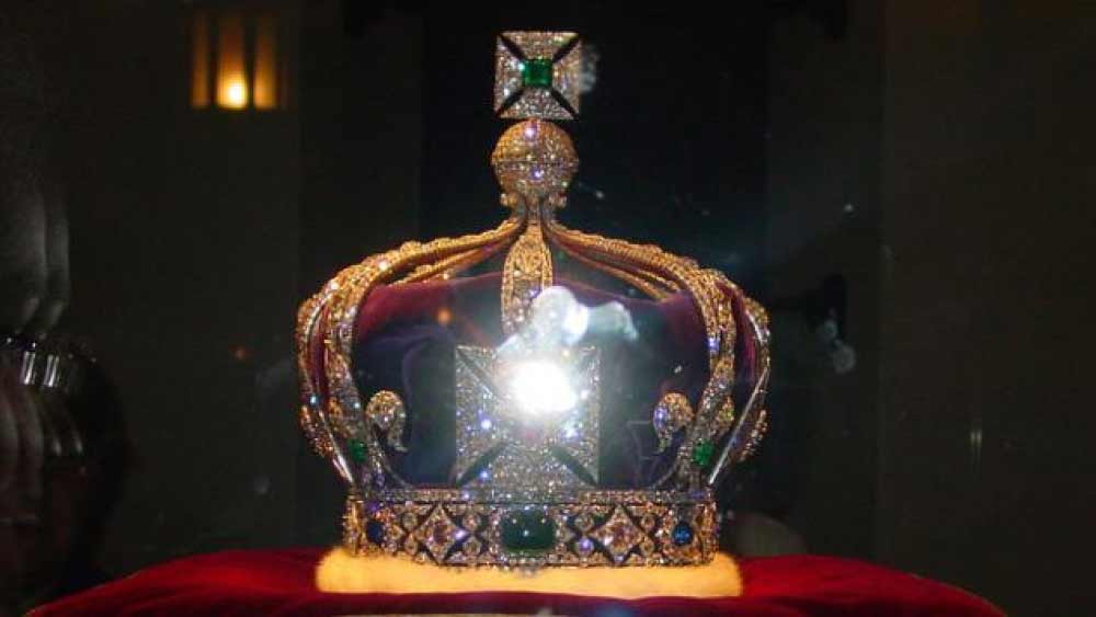 শোনা যায়, ইংল্যান্ডের বাকিংহাম প্রাসাদে দলীপ সিংহের কাছ থেকে ব্যক্তিগত অনুরোধের মাধ্যমে এই কোহিনুর হিরে ফের উপহার হিসেবে নিয়েছিলেন রানি ভিক্টোরিয়া।