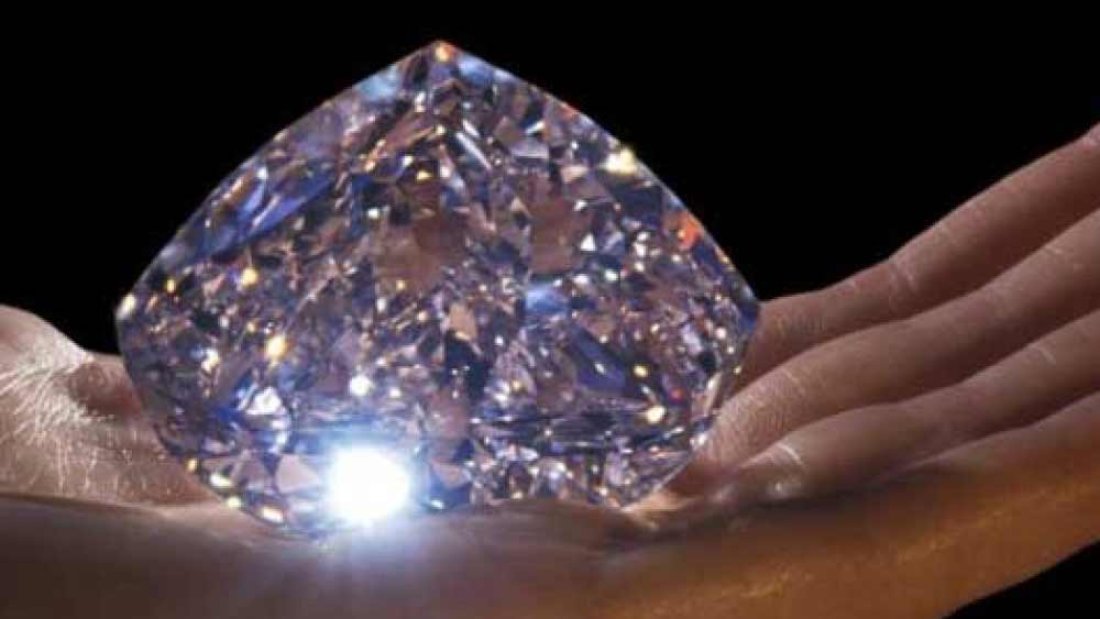 পাকিস্তানের যুক্তি, লাহৌর ছিল শিখ সাম্রাজ্যের রাজধানী। লাহৌর চুক্তির মাধ্যমেই কোহিনুর নিজেদের হেফাজতে নেয় ইংল্যান্ড। তাই এই হিরে ফেরত আসবে লাহৌরেই। লাহৌর জাদুঘরে ঠাঁই পাবে কোহিনুর— এমনটাই জানিয়েছিলেন পাকিস্তানের তথ্যমন্ত্রী ফাওয়াদ চৌধরি।