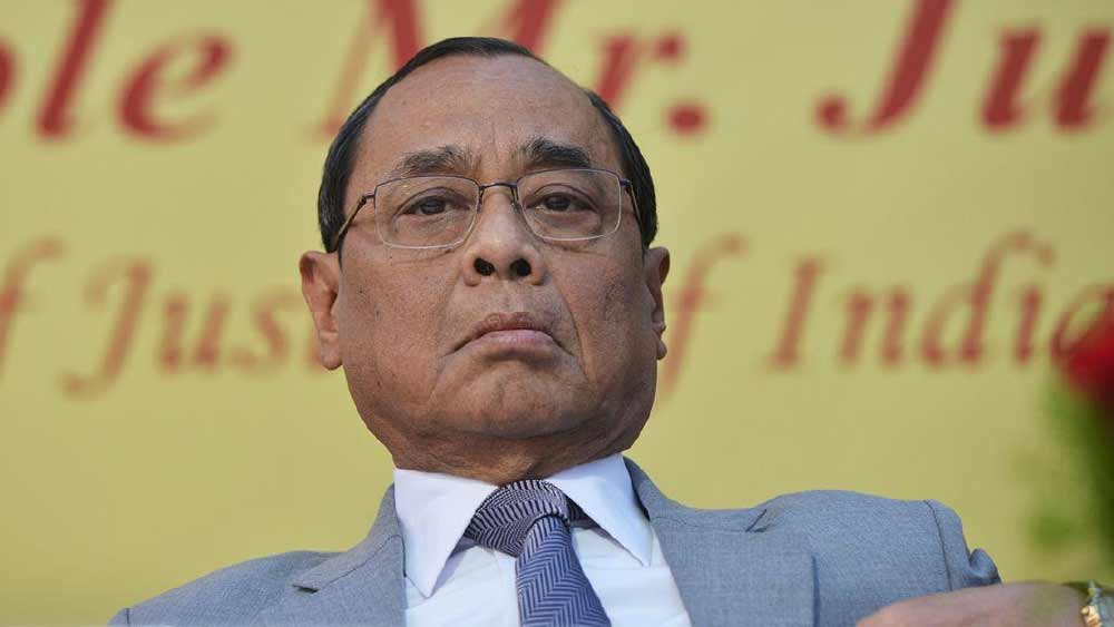 ভারত থেকে নিয়ে যাওয়া বিশ্ববিখ্যাত কোহিনুর ইংল্যান্ডের কাছ থেকে চাওয়া সম্ভব নয়, এই সিদ্ধান্ত জানিয়ে একটি জনস্বার্থ মামলা খারিজও করে দেয় দেশের শীর্ষ আদালত। প্রধান বিচারপতি রঞ্জন গগৈয়ের নেতৃত্বাধীন পাঁচ সদস্যের সুপ্রিম কোর্টের বেঞ্চ জানিয়েছে, ‘ইংল্যান্ডের কাছ থেকে এই হিরে ফেরত চাওয়ার দাবির পিছনে কোনও আইনগত যুক্তি নেই।’