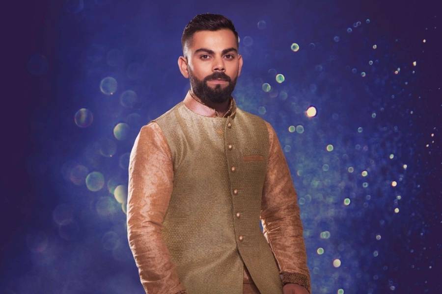 শুধু ক্রিকেটের মাঠে রেকর্ডভাঙা সেঞ্চুরি হাঁকানোই নয়। তাঁর অনুরাগিণীর সংখ্যা লজ্জা দিতে পারে রুপোলি পর্দার যে কোনও তারকাকেই। তাঁর সাজগোজ ও ব্যক্তিত্বের মাদকতায় মুগ্ধ কিশোরী থেকে তরুণীদের একটা ‘বিরাট’ অংশ! তিনি, সদ্য আন্তর্জাতিক ক্রিকেটে ৭১তম সেঞ্চুরি করে রেকর্ড গড়া বিরাট কোহলী। 