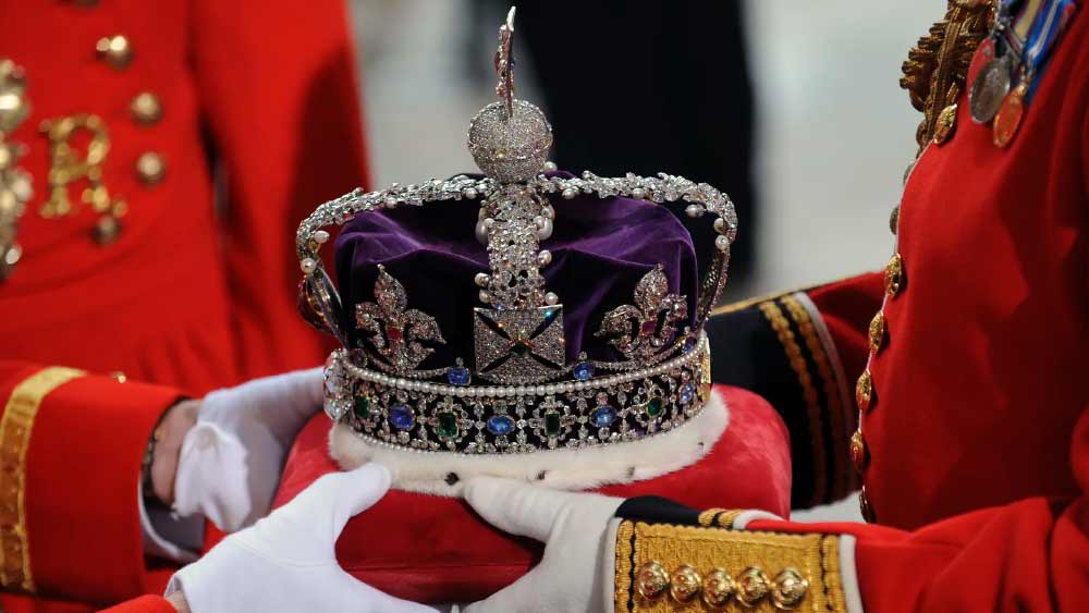 তার পরে তা রানি এলিজাবেথের কাছে আসে। টাওয়ার অব লন্ডনে রাখা থাকে সেই মুকুট। এখন সেই কোহিনুর শোভা পাবে চার্লসের স্ত্রী ক্যামিলার মুকুটে।