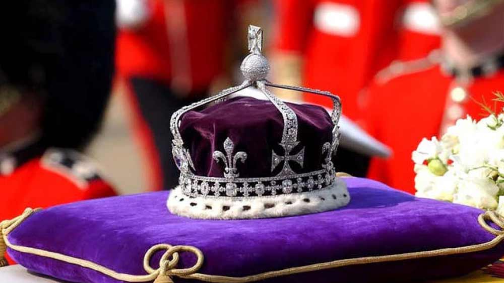 ১৯৩৭ সালে রানি দ্বিতীয় এলিজাবেথের বাবা ষষ্ঠ জর্জের অভিষেকের সময় প্ল্যাটিনামের মুকুটে বসানো হয়েছিল কোহিনুর। সেই মুকুট পরেছিলেন দ্বিতীয় এলিজাবেথের মা ‘কুইন মাদার’ এলিজাবেথ। 