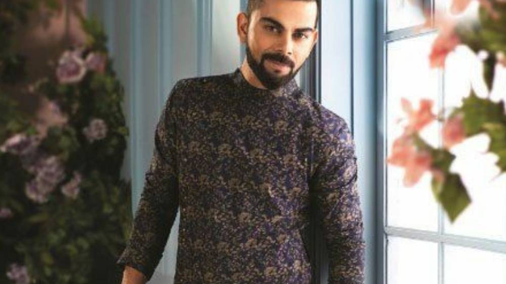 পঞ্চমীতেই পুজো শুরু-     এমব্রয়ডারি কাজ করা কুর্তা ইদানিং বাজারে হিট! দেরি না করে পঞ্চমীতেই বিরাটের মতো সেজে উঠতে কিনে নিন ঘন বেগুনি রঙের অ্যাসিমেট্রিক কাপড়ে জরির সুতোয় এমব্রয়ডারি করা কুর্তা। সঙ্গে বেইজ বা ক্রিম রঙের ট্রাউজার। বাদামী জুতোয় সাজ হোক সম্পূর্ণ। 