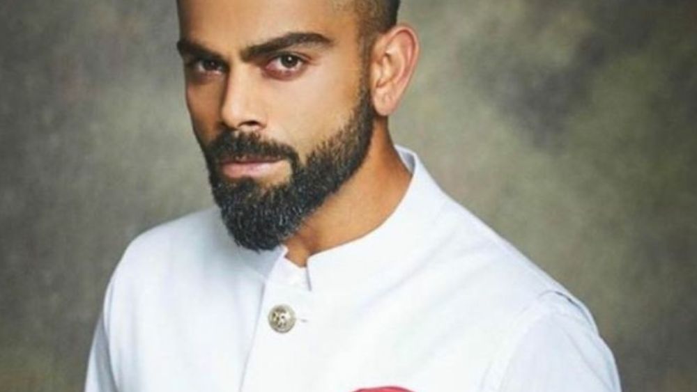 সাদায় বাজিমাৎ-    বিরাটের লুকবুকে প্রথমেই নজরে আসে সাদা নেহরু জ্যাকেট, কুর্তা এবং ট্রাউজারের সাজ। এর সঙ্গেই চোখ টেনেছে তাঁর টকটকে লাল পকেট স্কোয়ারটি। পুজোয় যে কোনও দিনের সাজেই এই স্মার্ট সাজটি বেছে নিতে পারেন। বিশেষত যাঁদের ষষ্ঠীর দিন কাটে অফিসে, তাঁদের জন্য এটি মানানসই।